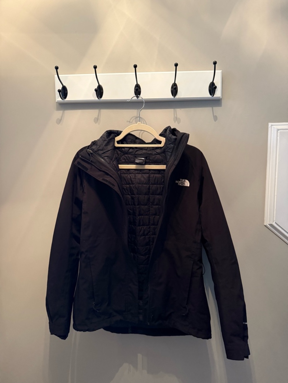 The North Face Women's Black Hooded Insulated Puffer Jacket